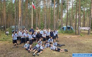 Zdjęcie grupowe policjanta z harcerzami