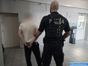 Policjant z podejrzanym