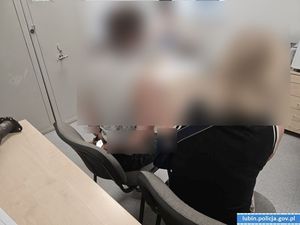 Kobieta i mężczyzna zatrzymani przez policjantów