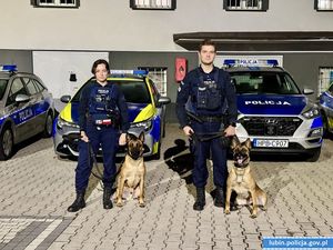 Dramatyczne chwile na parapecie 3 piętra. Lubińscy policjanci ściągnęli mężczyznę z okna