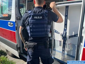Błyskawiczna reakcja i skuteczna resuscytacja policjantów z Lubina, pozwoliła na uratowanie życia mężczyzny