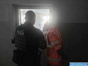 Policjant sprawdza trzeźwość zatrzymanego rowerzysty