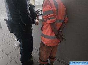 Policjant sprawdza trzeźwość zatrzymanego rowerzysty