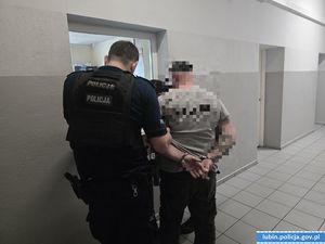 Pijany kierowca jechał pod prąd, a następnie uszkodził zaparkowany pojazd. Miał 2,5 promila alkoholu w organizmie