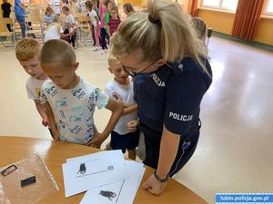 Policjanci uczą dzieci bezpiecznych zachowań na drodze
