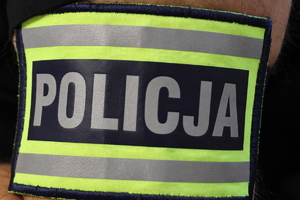 Chodzą i pukają do drzwi mieszkańców miasta – policjanci apelują o niewpuszczanie obcych do mieszkań i nieprzekazywanie pieniędzy