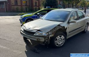 Policjanci zatrzymali nieodpowiedzialnego kierowcę. Kierował dwoma autami – jednym bez przedniego zderzaka, a drugim z cofniętym licznikiem