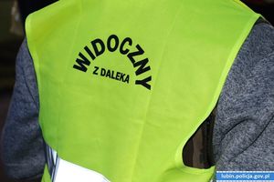 Napis na kamizelce odblaskowej o treści widoczny z daleka
