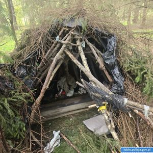 Mieszkaniec szałasu zaatakował nożem policjantów, trafił na najbliższe miesiące do aresztu