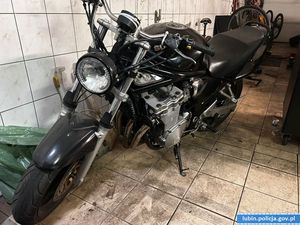motocykl koloru czarnego