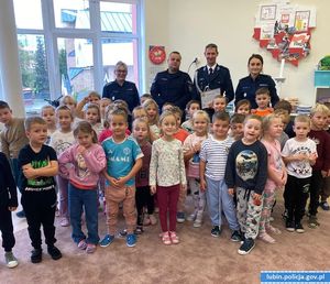 Policjanci uczą dzieci jak być bezpiecznym na drodze i nie tylko