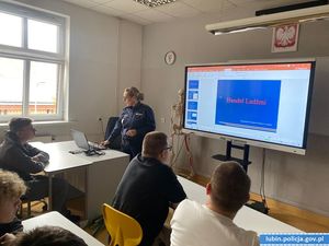 Policjantka w klasie prowadzi prelekcję