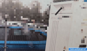 Odcięty przewód ze stacji do ładowania samochodów elektrycznych