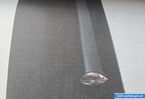 Odcięty przewód ze stacji do ładowania samochodów elektrycznych