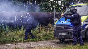 Podłożony materiał wybuchowy, policyjny pościg, ranny napastnik i funkcjonariusz...