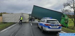 Porywisty wiatr spowodował ogromne zagrożenia i utrudnienia w ruchu. Policjanci interweniowali i pomagali