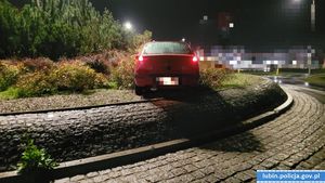 Z ronda prosto w ręce policjantów – nietrzeźwy i bez uprawnień, miał przy sobie narkotyki