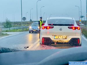 Policjant sprawdza trzeźwość kierujących