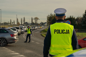Policjanci na skrzyżowaniu kierują ruchem