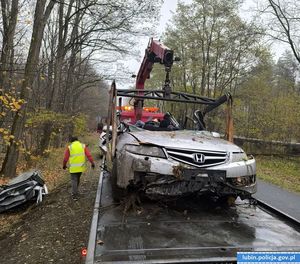 Wrak samochodu na lawecie