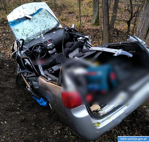 Pojazd osobowy marki Honda uszkodzony po wypadku