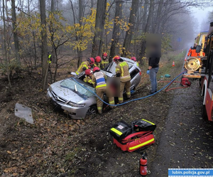 Strażacy wyciągają z zakleszczonego mężczyznę z auta