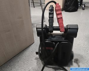 Odpiął od pojazdu wartościowe urządzenie rozruchowe i odjechał. Został namierzony i zatrzymany przez kryminalnych