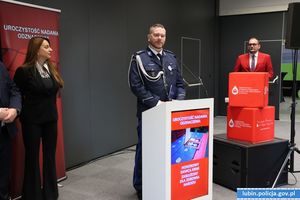 Policjant przy mównicy