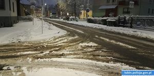 skrzyżowanie drogi na której zalega śnieg