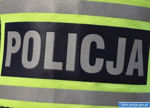 na zdjęciu w zielonej ramce napis policja