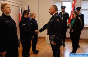 Na zdjęciu Komendant Powiatowy Policji w Lubinie podaje dłoń policjantce przyjętej do służby