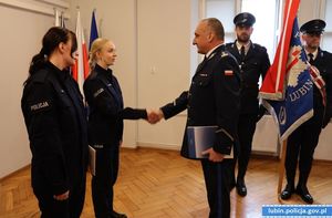 Na zdjęciu Komendant Powiatowy Policji w Lubinie podaje dłoń policjantce przyjętej do służby