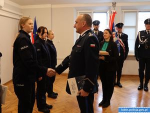 Na zdjęciu Komendant Powiatowy Policji w Lubinie podaje dłoń policjantce przyjętej do służby