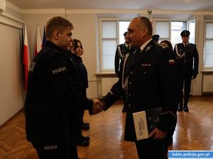 Na zdjęciu Komendant Powiatowy Policji w Lubinie podaje dłoń policjantowi przyjętemu do służby