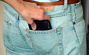 Kieszonkowcy – wykorzystują tłok i naszą nieuwagę. Bądź czujny. Nie pozwól się okraść!