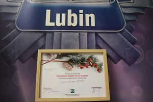na zdjęciu ramka w której znajduje się podziękowanie dla policjantów biorących udział w akcji List do świętego  Mikołaja