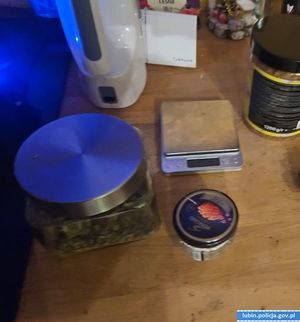 na zdjęciu waga jubilerska i słoik