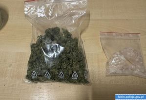 na zdjęciu woreczek strunowy z suszem roślinnym koloru zielonego oraz drugi woreczek strunowy w środku znajdują się kryształki