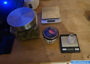 Lubińscy kryminalni zatrzymali dwóch mężczyzn, którzy posiadali narkotyki. Jeden z nich zakazane substancje trzymał w mieszkaniu