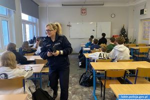POLICJANTKA ZESPOŁU PROFILAKTYKI SPOŁECZNEJ ROZMAWIAŁA Z DZIEĆMI NA TEMAT BEZPIECZEŃSTWA.