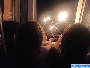 Dzieci z zimnymi ogniami trzymanymi w dłoniach