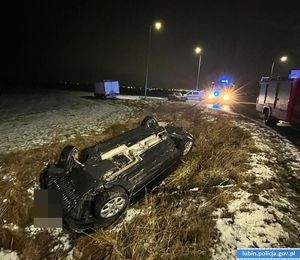 mercedes na dachu w rowie