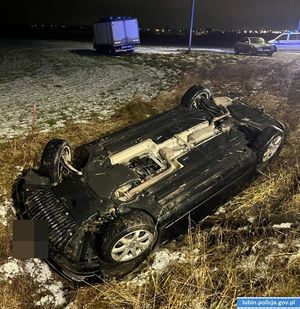 samochód na dachu w rowie