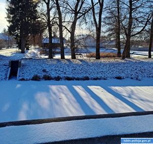 na zdjęciu widać zamarznięty staw pokryty śniegiem