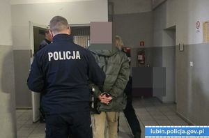 Policjanci prowadzą zatrzymanego