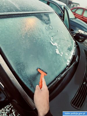 Uwaga kierowcy i piesi - ślisko na drogach!