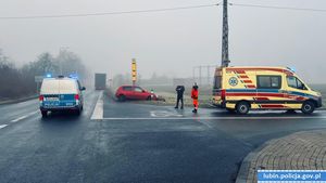 Ślisko na drogach! Policjanci obsługują zdarzenia i apelują o ostrożną jazdę