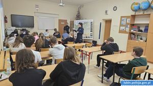 Policjanci na prelekcji w klasie