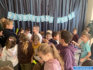 Policjantka rozdaje odblaski