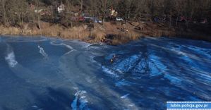 widok z góry na zamarznięty zbiornik wodny